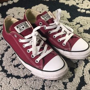 Low top maroon converse